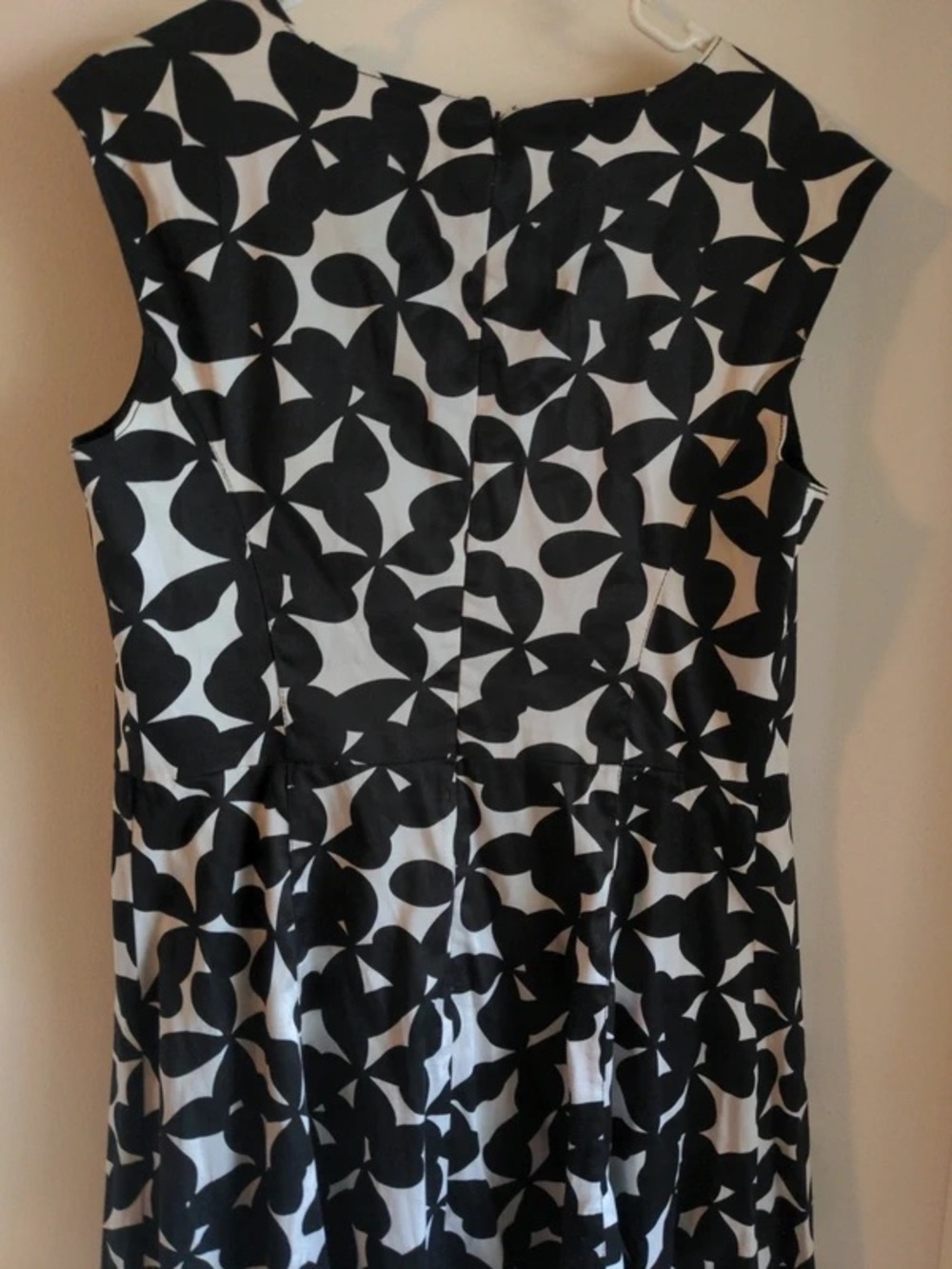 Black & White Geometric Cap-Sleeve Mini Dress - Picture 3 of 3